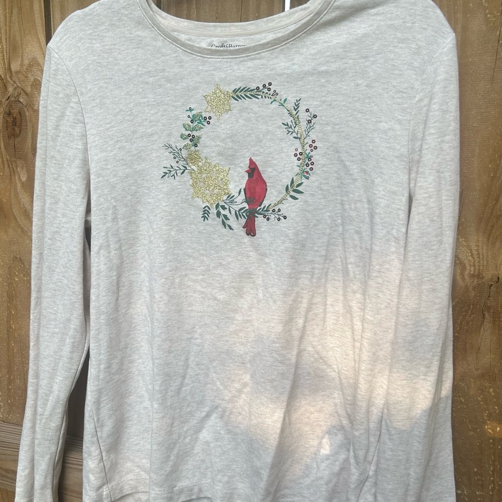 Croft & Barrow Cream Tee with Gold and Green Wreath cardinal Design size large